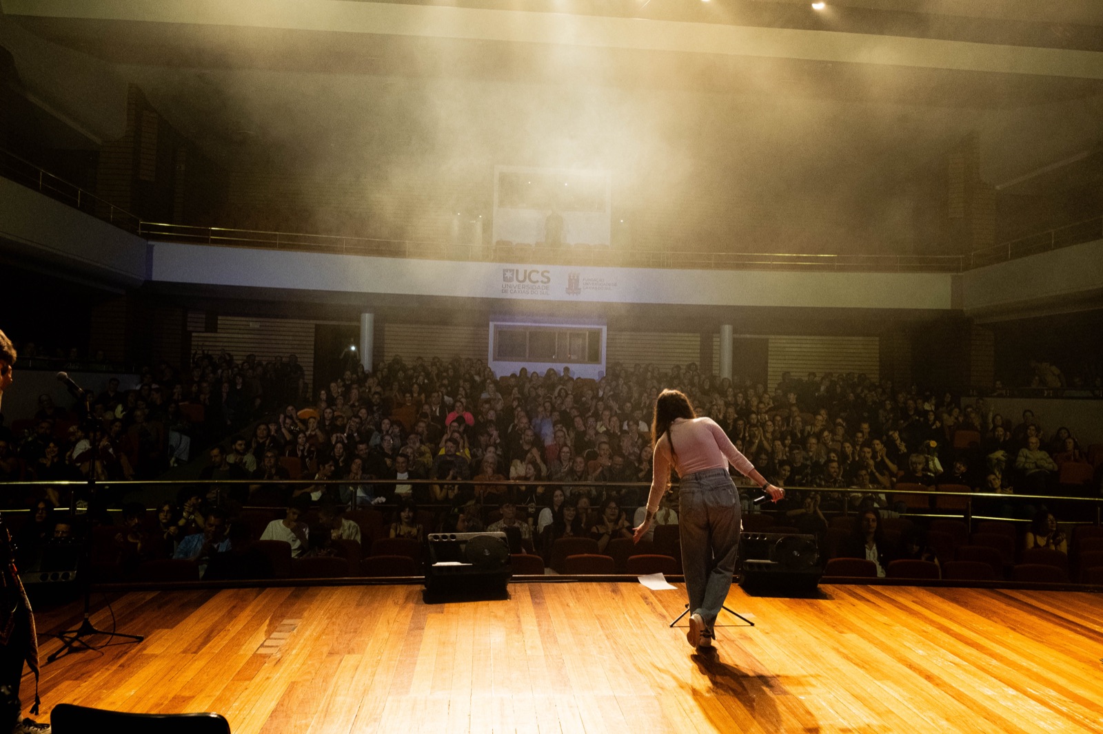 Palco do Oito D Stock no UCS Teatro, com a plateia cheia